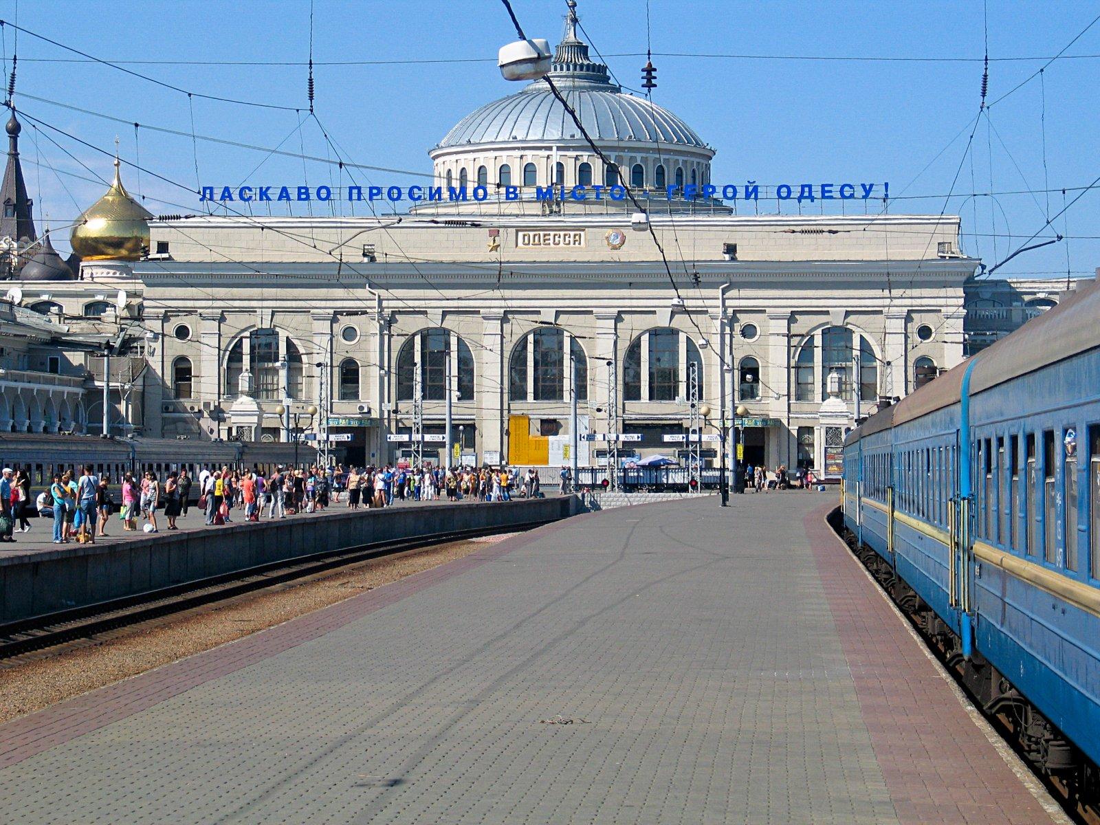 Жд вокзал тура. Одесский ЖД вокзал. ЖД станция Одесса. Вокзал Одесса Главная. Одесса вокзал перрон.